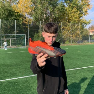 Puma One - Väldigt Kvalitativa Fotbollskor, ny lootade. Storlek 42,5 Ekologiska och hållbara Du får med pojken på köpet vid högre betalning. Nypris 3000kr