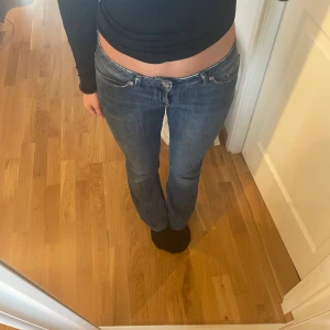 Lågmidjade jeans  - Säljer dessa superfina lågmidjade jeansen från Lindex. Byxorna har haft ett hål som är ihop sytt men knappt synligt när man har på sig det. Köparen står för frakt 
