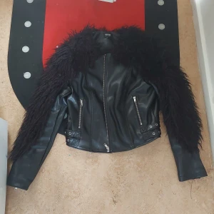 Cool jacka - Svart skinn imitation med fusk päls i svart.Nyskick!passar 36/38