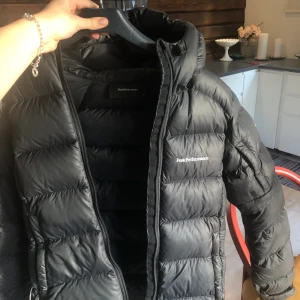Peak performance jacka - Lite defekter på ena armen kolla andra bilden, där av priset 