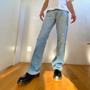 Ljusblåa crocker jeans. Storlek 32”, ca 80 cm i midjan. Måttligt använda, lappen där bak är lite sliten. Funkar unisex. Exklusive frakt