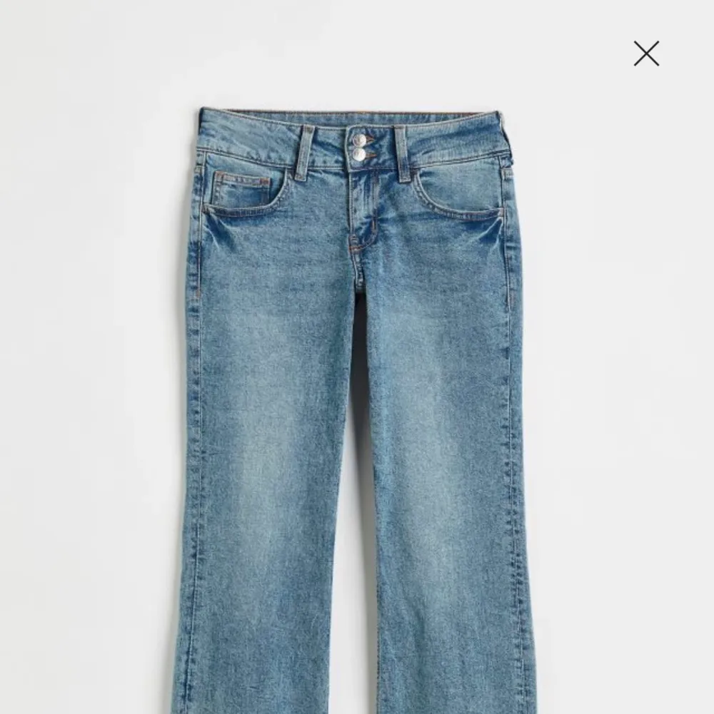 Lågmidjade jeans från H&M med snygga fickor där bak. Säljer då dem inte används. Slutsålda i nästan alla storlekar.  Första och sista bilden är ifrån deras hemsida, hör av er vid frågor och/ eller för fler bilder 😊 !bud på 190 kr!. Jeans & Byxor.