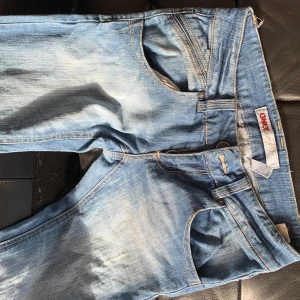 Lågmidjade jeans  - ❌❌❌ JAG HAR GÅTT UPP I STORLEK OCH DET ÄR DERFÖR DOM SITTER THIGHT PÅ BILDEN! Men folk ville ha bild på hur de sitter på sååå ❌❌❌ Lågmidjade bootcut retro jeans från Only. 