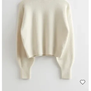 Stickad tröja!  - Säljer denna beige stickade tröjan i storlek Xs men passar även S! Säljer då den inte kommer till användning.