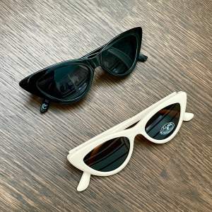 Paket med 2st par solglasögon. Säljs ihop för 60.- totalt. Svarta cateye solglasögon, Gina tricot. Beiga cateye solglasögon, Asos.