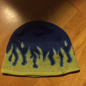 Mössa med eldflammor - mössan finns fortfarande kvar! Cok fet mössa med eldflammor,. Dm för fler bilder. Pris 150kr. Men kom med bud