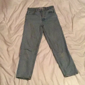 Ett par zara jeans  strl 34 - Mycket fint skick säljer för 150kr+frakt ny pris 500kr