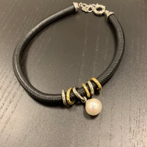 Halsband  - Skulle nog säga det är lite chocker styling i det svarta halsbandet 