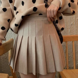 Beige kjol - Beige kjol med dragkedja. Säljer för att den helt enkelt inte kommer till användning. Den är i nyskick, med bra, tjockt material och en innerkjol! Orginalpriset var 299kr och Säljer den nu  den för 100kr + frakt 