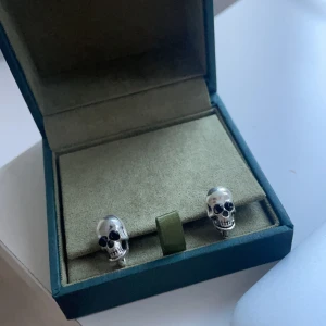 Örhängen  - säljer dessa örhängen knappt använda säljer då dom inte kommer till användning längre ❤️❤️