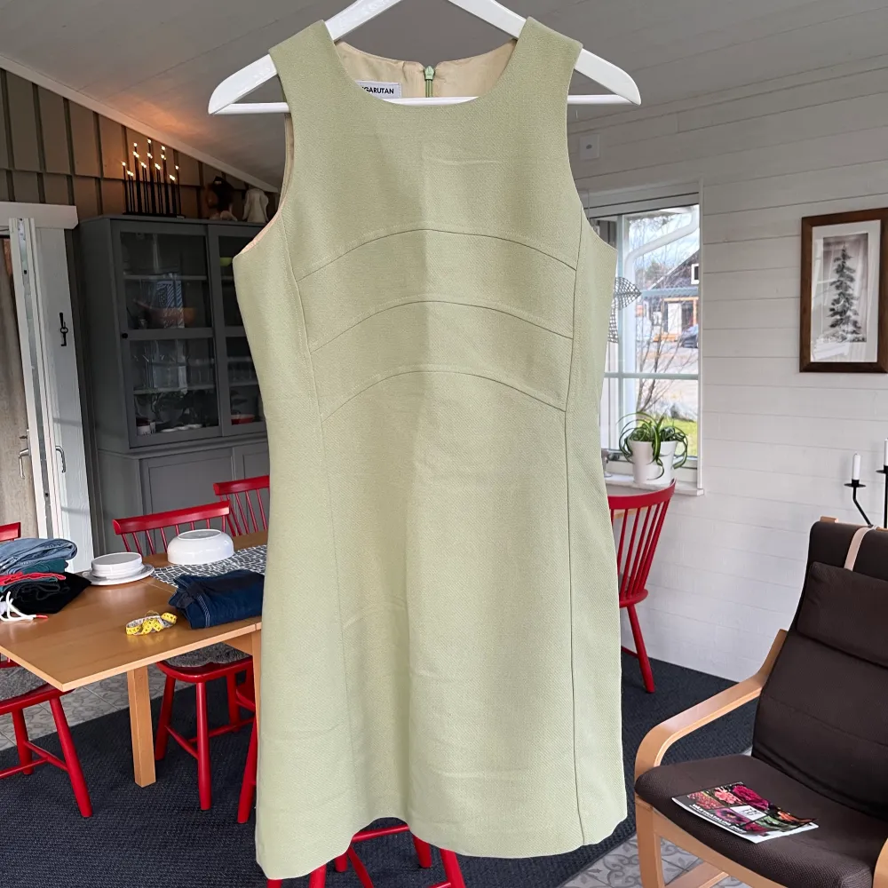Retro ljusgrön klänning. Har inte använts särskilt mycket och är fin och hel. Jag är 173 cm lång och klänningen är i storlek S. . Klänningar.