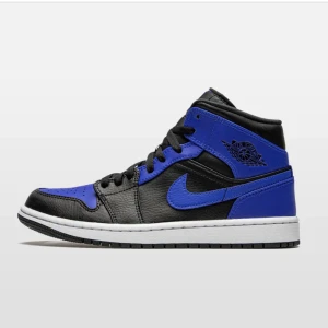 Nike Air Jordan 1 hyper royal - Säljer nu mina Jordans ”hyper royal”🤍 De är i en storlek 41 men de är väldigt små i storleken så skulle säga att de mer passar en 39-40🤍 Org pris är 2400 kr (Tryck inte på köp direkt!) De har inga synliga defekter, utan behövs bara putsas lite på sidorna🤍