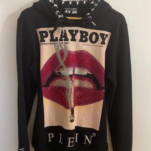 Playboy Plein - Använd 1 gång.  Sitter jättefint och oversized, säljes pga ingen användning.    Vid intresse skriv för mer bilder, info osv. Limited Edition playboy collection