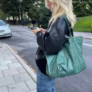 Skinnjacka  - INTRESSE KOLL! Vill se vad som kan tänkas ges för denna populära utsålda zara skinnjackan. Storlek S💓