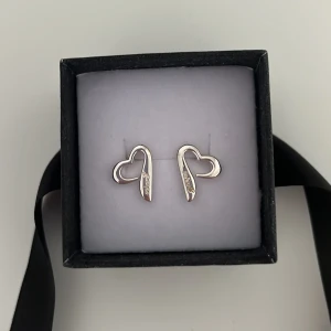 Örhängen  - Säljer ett par jätte söta oanvända örhängen från guldfynd i äkta silver 🤍