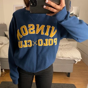 Blå sweatshirt - En blå vinston polo club sweatshirt med gul text, helt oanvänd! Den är strl S i herr! 💙