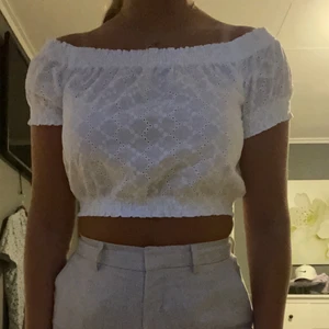 Vit topp - En söt vit topp från hm🤍använd en gång. Köparen står för frakten