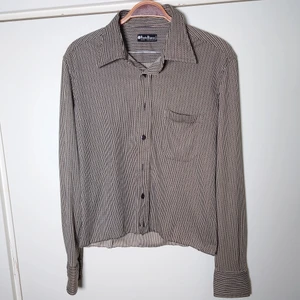 Mönstrad skjorta - Mönstrad skjorta. Se mönstret bättre på närbilderna. Lite croppad. Ingen storleksmärkning men är som en M 🌻