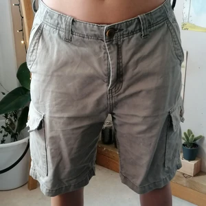Oversized shorts  - Säljer för att jag inte använder dem längre, mörk beiga, har två hål vid fickorna men de syns knappt och är lätta att sy igenom ❗