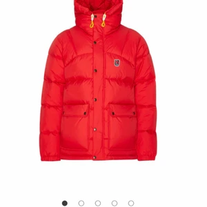 Röd fjällrävenjacka  -    Säljer min röda fjällräven då den är för liten för mig. Den är så skön och varm, dock har den ett svart märke på armen som jag ska försöka få bort i tvätten. Vill helst bli av med den så fort som möjligt!💗