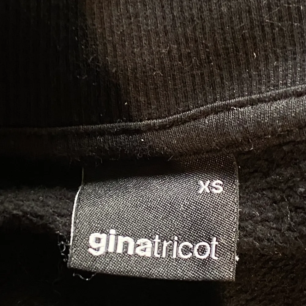 Super söt off shoulder tröja från GinaTricot!! I storlek Xs!   Säljer den då jag ej använt den på länge!!  Skriv privat för mer information!   Säljer den för 100kr!. Hoodies.