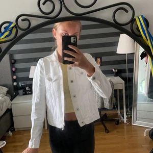 Vit jeansjacka - Snygg vit jeansjacka från Newyorker. Storlek xs. Frakt tillkommer med 66kr☺️