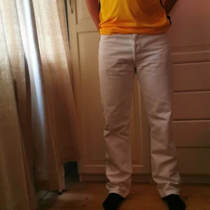 Levi's  - Vita Levi's jeans, använda fåtal gånger men är i bra skick, pris kan diskuteras. 