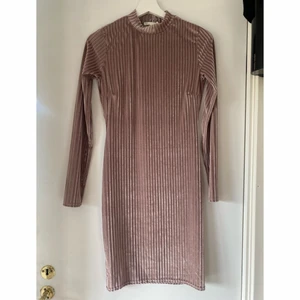 NLY klänning - Beige-rosa sammets klänning från Nelly i storlek S. Aldrig använd, bara testad