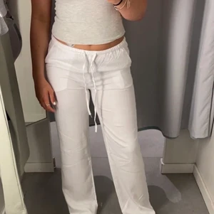 Slutsålda linnebyxor hm  - Säljer dessa populära slutsålda linnebyxorna från hm då jag har ett par likadana men i en annan storlek. Säljer för 410 kr plus frakt, då min förra annons var de många som var intresserade vid 400 kr. Budgivning om fler är intresserade