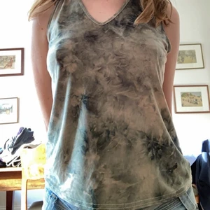 Grönt linne - Grönt linne i bra skick som köpts på secondhand. Linnet ser lite mer grön ut irl än på bilderna pågrund av ljuset.