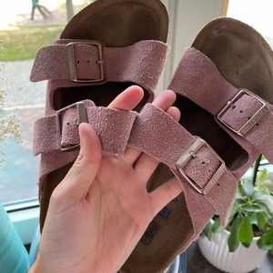Birkenstock 37  - Ett par birkenstock i storlek 37. Använda Max 5 gånger då de är för stora för mig! Superfin färg!!!! 