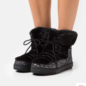 Glittriga/fluffiga ”boots” med snörning. Köpta för 1195kr.