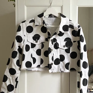 Prickig Jeansjacka - Croppad jeansjacka med prickigt mönster i svart och vitt. Bra skick. Knappt använd. 