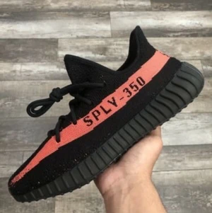 YEEZY BOOST 350 V2 CORE BLACK/RED - Äkta och oanvända yeezy boost 350 v2 core red (BY9612) köpta från adidas confirmed. Finns i Norrköping, frakt tillkommer.