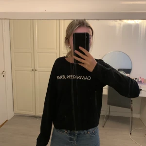 calvin klein - säljer denna calvin klein tröja, använd ett fåtal gånger, bra skick, Storlek S, 