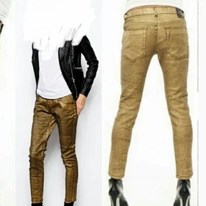 Jeans i Guld - One Teaspoon - Tittar om det finns nåt intresse utav dessa Jeans??? One Teaspoon Golden Iggys superskinny jeans med en sliten metallisk finish. Aldrig använd, ”original lappen” sitter fortfarande kvar. Material av kraftig, förstyvad denim utan stretch. Otroligt läckra!!