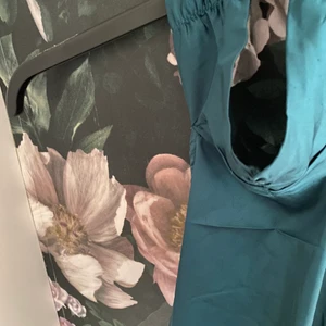 Topp - Superfin mörkgrön festtopp från shein. Passar mig som är en S-M. 30 kr + frakt💕