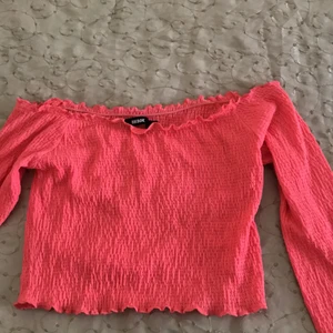 Offshoulder topp - En fin offshoulder topp från Bikbok, i strl xs. Endast använd 1-2 ggr. Frakt tillkommer!