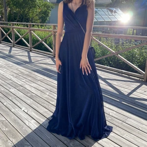 Balklänning - Säljer mina vackra älskade balklänning som endast är använd en kväll! Glittrig marinblåa klänning. Fungerar att ha bh i den!❤️❤️  Nypris: 1100kr❤️ Köparen står för frakten!