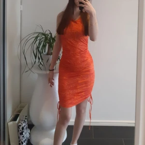 Klänning - Klänning från shein, bara använd 1 gång. Har ett jättefint mönster och en sommrig färg. Den har snören på sidorna vilket gör att man kan justera längden på den. Storlek XS men passar S oxå. 60 kr inkl frakt