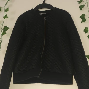 Svart dragkedja tröja  - Säljer denna dragkedja tröja, kontakta mig om du är intresserad, köpare står för frakt ❤️🫶🏻 