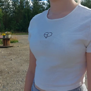 Vit T-shirts/Magtröja  - Använt en gång. Köparen står för frakten. 