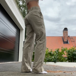 Dickies 874 - Säljer dessa fina och sällsynta Dickies. De har låg midja och är i nyskick! Kommer däremot ej till användning tyvärr, jag är 175. Skriv för fler bilder/frågor<3