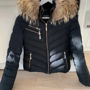 Hollies jacka  - Säljer min hollies jacka, väldigt fint men använt skick. Storlek 36, passar fråm xs-m skulle jag säga!💓 