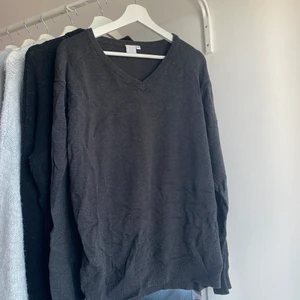 Tröja - Mörkgrå v-ringad tröja köpt second hand 🫶🏼 Fint skick, använd av mig ca 3 ggr, ser lite skrynklig ut på 3e bilden eftersom den har legat nere i en byrålåda 😇 Säljer för 150kr. Storlek XXL men sitter som en M/L 🙌🏼