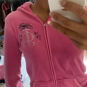 juicy tröja  - rosa juicy tröja. har ett liiiitet hål i högra armen som knappt syns (kan skicka bild). superfin annars men inte min stil längre därför säljer jag. storlek 14 och passar xs/s 💕 skriv vid frågor 💕