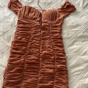 Rosa stretchig klänning  - Stretchig klänning i rosa . Sitter väldigt fint på , vill ni ha bild hur det sitter får ni dma mig :)   Klänning är använd en gång . 