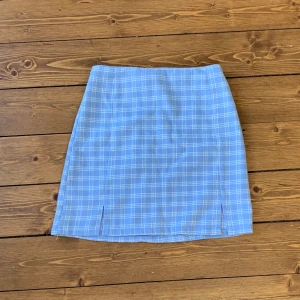Jättefin blå kjol💙 - Fin blå kjol med vit rutigt mönster.💙 Använd ett fåtal gånger och i bra skick!