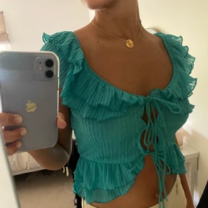 Söt topp - Jätte söt topp från zara, köpte inför sommaren men knappt använt. Det är storlek M, men skulle säga den passar både en S och XS, liten i modellen. 💙 Köp direkt för 300, frakten inkluderar i priset.