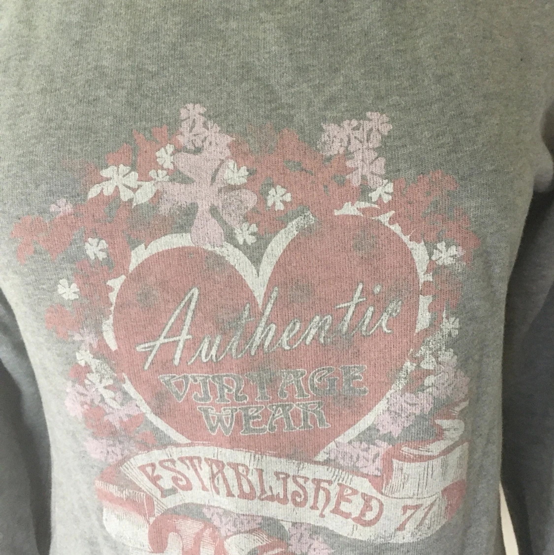 Grå tröja med tryck - 90